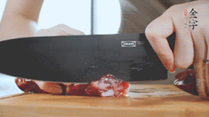 食材統(tǒng)統(tǒng)切成片，待用。