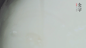 將浸泡了30分鐘的米放入電飯煲中，在水中加入半勺油。