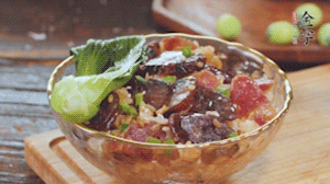 期間用開(kāi)水燙熟青菜，煎好荷包蛋~ （懶人可忽略此步）