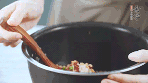 揭開(kāi)鍋蓋，放上青菜，荷包蛋，就可以吃了。