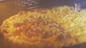 準備好披薩餅皮，烤盤刷油后入烤箱預熱10分鐘，放上面餅后180度烤10分鐘。（現(xiàn)成買的披薩皮，就忽略此步驟）