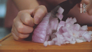 2.半個青椒、半個黃椒切圈、一個洋蔥切丁、三個白蘑菇切片備用。