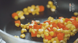 胡蘿卜、玉米洗凈后，處理成粒，加鹽簡(jiǎn)單炒制。