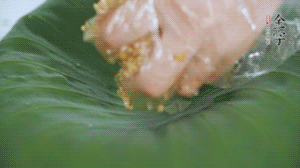 將食材混合好鋪到新鮮荷葉上。（可以加點(diǎn)水）