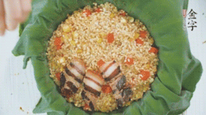 擺上金字醬肉，妥帖包裹好上鍋蒸。