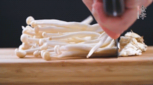 海鮮菇、蟹味菇去掉根部，洗凈。