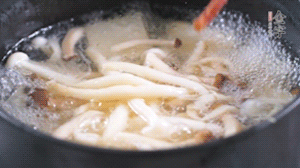 依次放火腿、豆腐，加水大火燒開，小火燉煮20分鐘，出鍋前撒上蔥花即可。