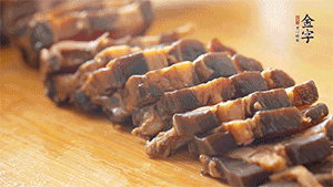 金字醬肉切片。