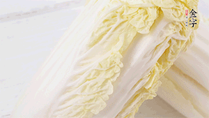 娃娃菜洗凈，對半切。