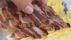 依次擺放娃娃菜和醬肉。