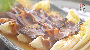 出鍋后擺上香菜。