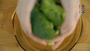 西蘭花洗凈，切成小塊汆燙，切碎。