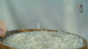 大米、糯米混合上電飯鍋蒸熟。