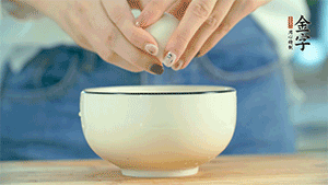 雞蛋液打散，可以加點(diǎn)鹽和黃酒，邊煎邊用筷子攪拌。