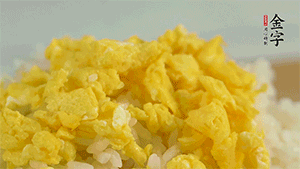 將雞蛋碎、西蘭花碎和放涼的米飯混合，用少許鹽、橄欖油調(diào)味。