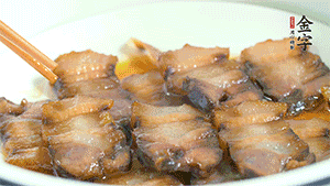 鋪上一片醬肉，撒點(diǎn)芝麻即可。