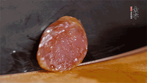 金字火腿肉香腸上鍋蒸15分鐘，切片備用。