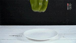 雞蛋打散，加青椒粒、蔥花攪拌。