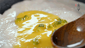 將雞蛋液鋪到面餅上，放上香腸。