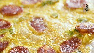 撒上一些芝麻，準(zhǔn)備一些番茄醬，一份早餐就做好了。