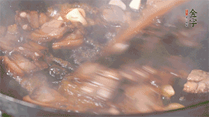 熱油下鍋，爆香蒜片。放入醬肉翻炒片刻后,下豌豆尖均勻翻炒。