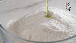 將艾草葉放入料理機(jī)中，加1倍的水打碎。和澄粉、糯米粉、少許油混合成面團(tuán)。