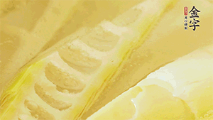 春筍洗凈，去殼去老根后焯水，切粒備用。