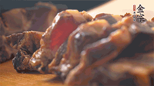 金字醬肉切成小丁。