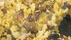 熱油起鍋，下醬肉丁炒香，再加入筍丁、適量水淀粉勾芡翻炒均勻。