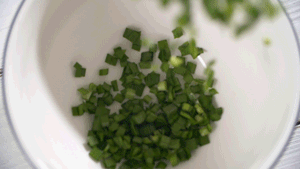 韭菜洗凈，切粒。