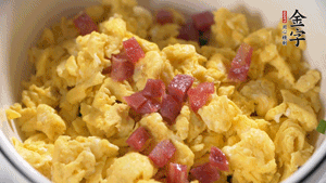 將香腸、韭菜、雞蛋攪拌均勻，可適當(dāng)加玉米油、十三香、味精調(diào)味。