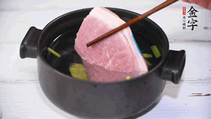 整塊豬肉，加蔥、姜片、料酒焯水。