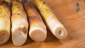 春筍剝?nèi)ネ鈿?，切成滾刀塊。