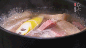 火肉、豬肉加料酒、清水大火煮開后，加入春筍小火慢燉40分鐘，出鍋前撒蔥花即可。