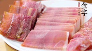 擺盤后鋪上老豆腐，淋點(diǎn)料酒，灑點(diǎn)白糖上鍋蒸20分鐘。