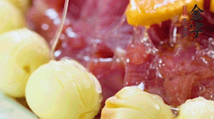 出鍋前10分鐘淋上蜂蜜，倒扣出來撒上桂花，擺上胡蘿卜裝飾即可。