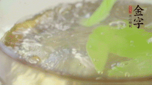 萵筍去皮切片，加鹽焯水。