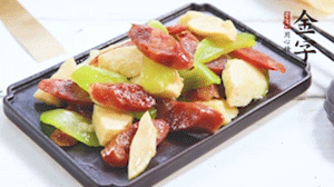 熱油下鍋，依次下金字香腸、萵筍、冬筍，均勻翻炒。