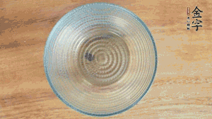 取一個碗，香菇倒放，香腸片圍繞鋪成圓形，加炒好的米飯壓實。