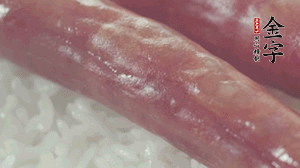 關(guān)上蓋子，煮到米飯露出時。