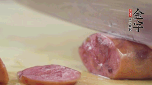 拿出香腸和臘肉，切成片后重新鋪入。