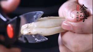 蟹味菇去掉根部洗凈。