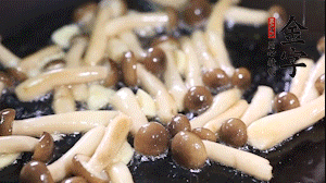 熱油下鍋煸香蒜末，依次加蟹味菇、香腸、西蘭花均勻翻炒，放適量水燜煮3分鐘。