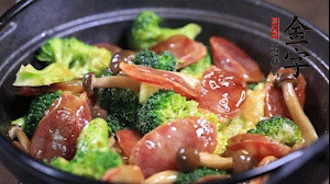 出鍋前加少許鹽、水淀粉即可。