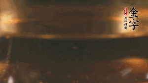 冷水下鍋，加入牛仔骨、姜片焯水備用。