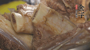 鍋中加熱適量油，加入姜和牛仔骨炒至外表呈金棕色。