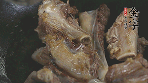 加入白蘿卜、料酒、水、火腿煮40分鐘。