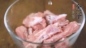 切成小段的排骨洗凈后，加姜片焯水3分鐘。