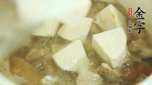 加入適量清水、黃酒燉開后，小火煮1小時即可。