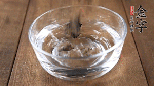 黑木耳泡發(fā)備用。